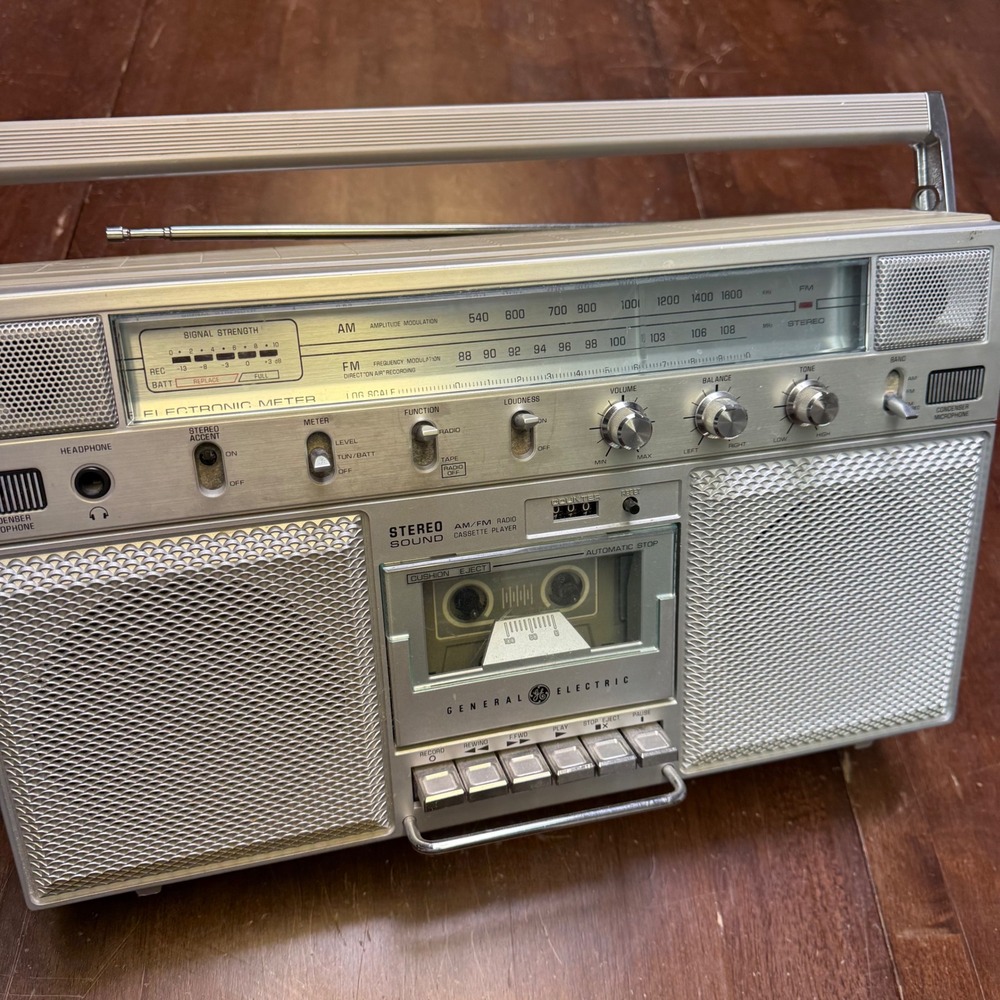 General Electric Boombox  Silver Vintage 3-5254A Cassette AM FM Radio GE